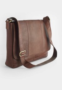 Bolso mensajero de cuero marrón con superficie texturada, correa ajustable y forma rectangular elegante. Presenta acentos en dorado.