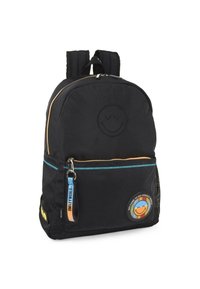 Mochila de nailon negra con una cara sonriente estampada en el frente, cremalleras en azul y naranja que contrastan, y un parche redondo con rayas multicolores.