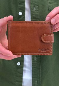 Portafoglio in pelle marrone con superficie testurizzata, design pieghevole, cuciture a contrasto e logo impresso sulla parte anteriore.