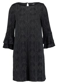Vestido negro con mangas acampanadas de 3/4, patrón texturizado de diamantes y líneas, detalle de abertura en la espalda, confeccionado en un tejido brillante.