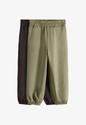 Due paia di pantaloni jogger con vita elasticizzata, uno verde oliva davanti e uno marrone scuro dietro, entrambi con polsini arricciati.