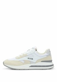 Baskets basses blanches et beige avec des panneaux en suède et en mesh, marquées "BOSS" sur le côté et le talon, avec des accents gris sur la semelle.