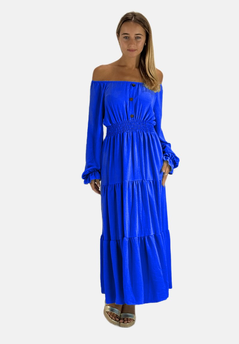 Off-shoulder, lyseblå kjole med lange ærmer, smockdetalje i taljen og lagdelt nederdel. Inkluderer træknapper som dekorative detaljer. Blød tekstur.