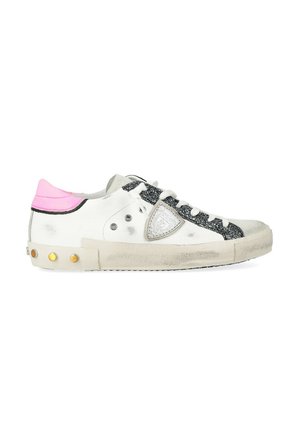 Sneaker in pelle bianca con accenti rosa nel tallone, striscia nera glitterata, hardware argentato e suola beige con borchie dorate.