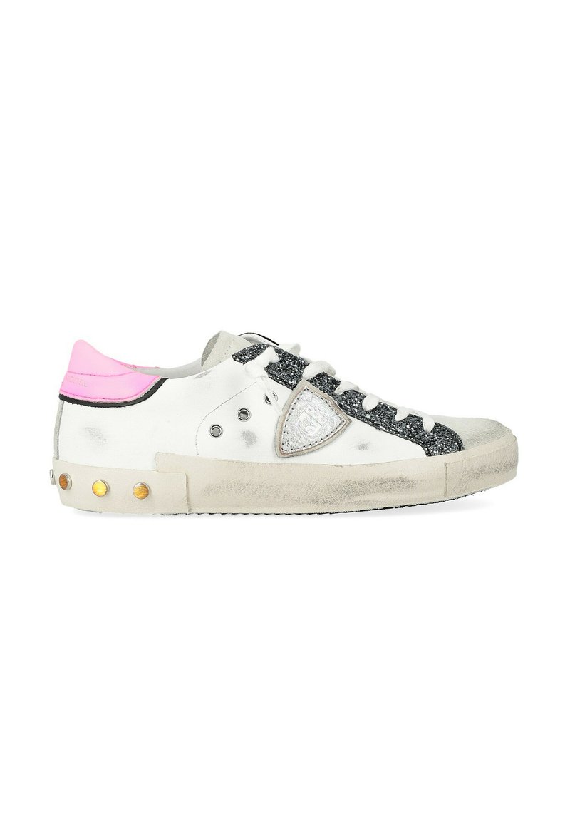 Sneaker in pelle bianca con accenti rosa nel tallone, striscia nera glitterata, hardware argentato e suola beige con borchie dorate.