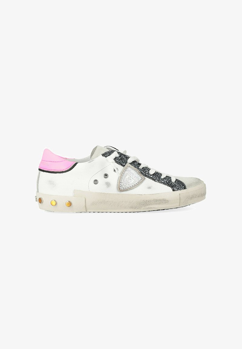 Sneaker in pelle bianca con accenti rosa nel tallone, striscia nera glitterata, hardware argentato e suola beige con borchie dorate.