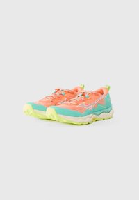 Sportschoenen met een turquoise en koraalkleurig kleurenschema, textielstof, een onderscheidend patroon en een dikke, gevoerde zool met gripdetails.