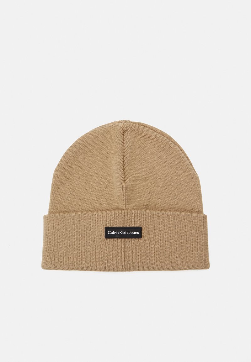 Calvin Klein Jeans PATCH BEANIE UNISEX - Pletena kapa - travertine