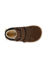 Braune Wildlederschuhe mit zwei verstellbaren Klettverschlüssen, runder Zehenpartie und beiger Gummisohle. Das Innere ist mit einem weichen Futter ausgestattet.