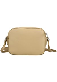 Borsa rettangolare in pelle leggera color beige chiaro, con una texture liscia, tracolla regolabile e hardware argento. Design piatto e minimalista senza motivi visibili.