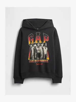 Musta puuvillainen huppari, jossa on edessä graafinen painatus, jossa lukee "GAP" vahvoin punaisin ja keltaisin kirjaimin, ja alla teksti "LIVE IN HAWKINS".