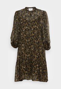 Blommönstrad klänning med hög halsringning, puffärmar och lös passform. Har svarta och vita blommor på en olivgrön bakgrund.