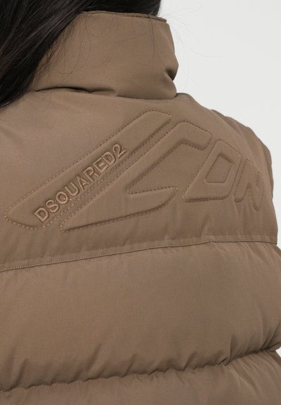 Brun pufferjakke med høj krave, tekstureret stof og præget "DSQUARED2 ICON" logo på ryggen i matchende brun tråd.