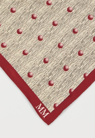 Μπεζ ύφασμα με σκούρα βελονιά υφή και κόκκινες πουά, περιβαλλόμενο από στενή κόκκινη ταινία με λευκά αρχικά "MM".