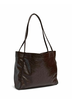 Mørkebrun lærveske med to skulderstropper, rektangulær form og lett rynket tekstur på hvit bakgrunn.