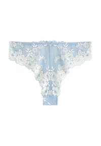 Sininen pitsinen thong, jossa on kukkakuviot, sahalaitaiset reunat ja teksturoitu verkkokangas, joka antaa herkkää ilmettä.