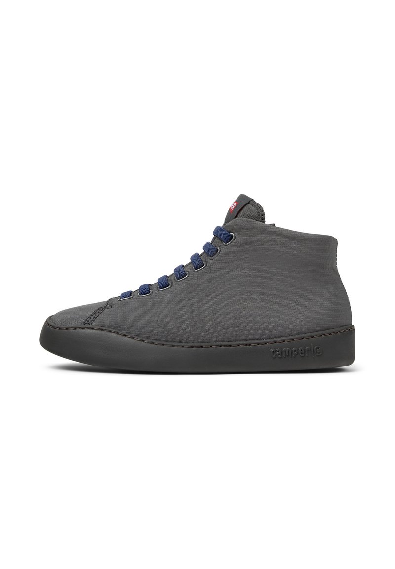 Zapatilla alta gris con cordones azules y suela negra, que presenta un diseño sencillo y un pequeño logo en el lateral. Vista lateral mostrada.