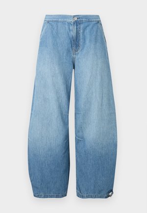 Ανοιχτό μπλε τζιν με φαρδιά μπατζάκια, εμπρόσθιες τσέπες, κουμπί και ρυθμιζόμενα κορδόνια στα μπατζάκια.