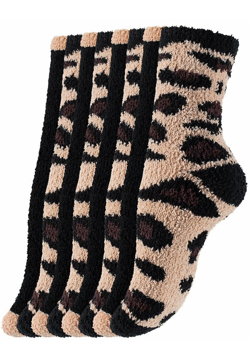 Cinque paia di calzini alla caviglia in un tessuto morbido e strutturato, con una base beige e accenti di stampa leopardata nera e marrone.