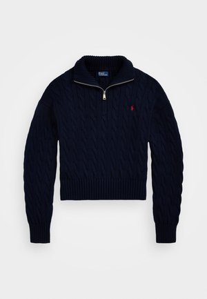 Suéter azul-marinho com padrão de malha cable-knit, com gola de meio fecho, punhos e bainha canelados. Apresenta um pequeno logotipo vermelho no peito. Tecido grosso e texturizado.
