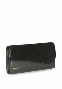 Cartera negra de cuero y ante, con un diseño curvado, cierre de cremallera y un sutil logo dorado. Textura suave con acentos en capas.