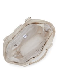 Beige tygväska med dragkedja, inre fickor och en slät foder, med hållbara remmar och en märkesetikett synlig inuti.