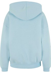 Sudadera azul clara con una textura suave, que presenta una capucha, mangas largas y puños y dobladillo acanalados. Diseño sencillo sin adornos.