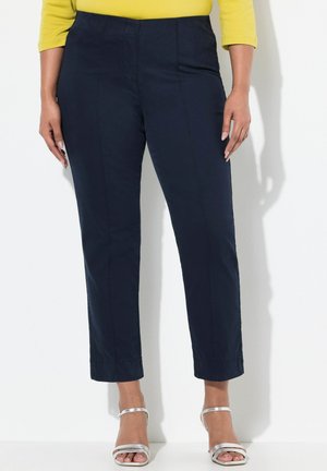 Ulla Popken CIGARETTE PINTUCK ELASTIC WAISTBAND - Kalhoty - dark marine