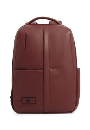 Brauner Lederrucksack mit Vordertasche, Tragegriff oben und vertikalem Steppdetail, mit kleinem schwarzem Logo auf der linken Seite gebrandet.