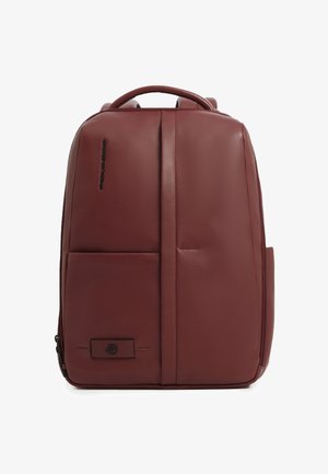 Sac à dos en cuir marron avec poche avant, poignée supérieure et détail vertical cousu, marqué d'un petit logo noir sur le côté gauche.