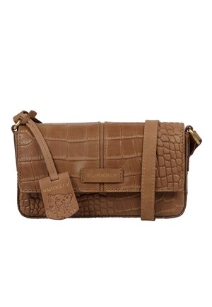 Sac en cuir gaufré crocodile marron avec une fermeture rabat, une bandoulière ajustable et une étiquette avec un motif léopard. Détails de marque en ton doré.
