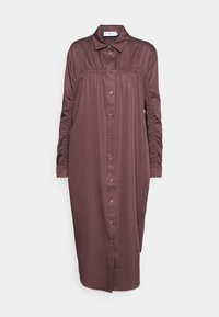 Vestido camisa castanho de manga longa em tecido suave, com frente abotoada, laterais franzidas e colarinho pontiagudo.