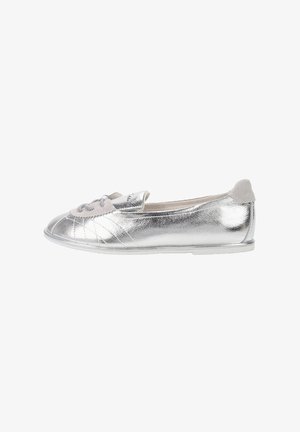 Chaussures plates métalliques argentées avec une texture lisse, dotées d'un bout rond, d'un design sans lacets et d'accents de dentelle grise décoratifs sur le cou-de-pied.