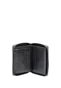 Portafoglio in pelle nera con chiusura a zip, scomparti per carte all'interno e una texture liscia. Presenta una minimalistica etichettatura e un design elegante.