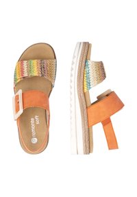 Sandales à bout ouvert avec des brides avant multicolores tissées, des brides de cheville orange réglables avec boucles, et des semelles compensées blanches.