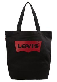 Černá plátěná taška přes rameno s červeným logem Levi's, vyrobená z odolné látky, s širokými popruhy a obdélníkovým tvarem. Jednoduchý design s akcentem loga.