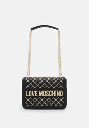 Sac à main noir matelassé avec des clous dorés et une bandoulière chaîne, avec de grandes lettres dorées "LOVE MOSCHINO" sur le rabat avant.