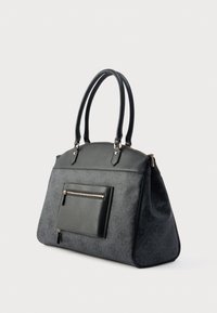 Czarna skórzana torebka na dwa uchwyty, z teksturowanym korpusem, przednią kieszenią na zamek i złotymi elementami ozdobnymi.