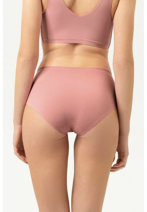 Frau trägt mauve nahtlosen High-Waist-Slip und passenden BH, von hinten vor weißem Hintergrund gezeigt.