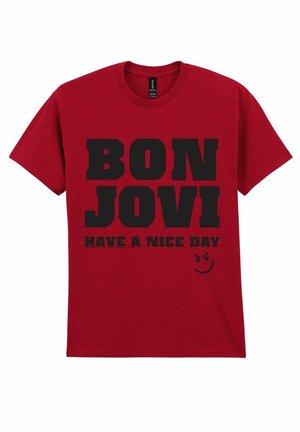 Červené bavlněné tričko s výrazným černým textem "BON JOVI" a "HAVE A NICE DAY," s malým grafickým obrázkem smajlíka na spodní části.