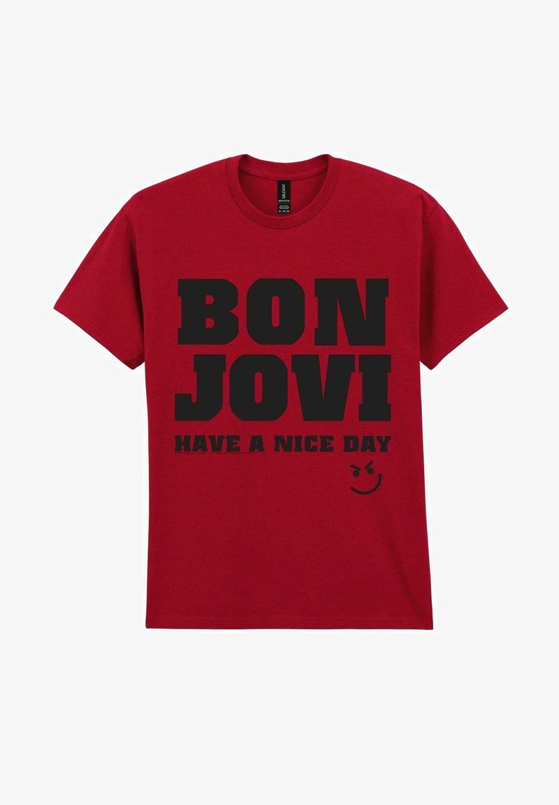 Červené bavlněné tričko s výrazným černým textem "BON JOVI" a "HAVE A NICE DAY," s malým grafickým obrázkem smajlíka na spodní části.