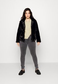 ONLY Carmakoma CARNEWVIDA JACKET  - Ljetna jakna - black