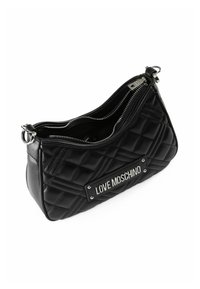 Schwarze, gesteppte Umhängetasche aus synthetischem Leder mit einem silberfarbenen Reißverschluss und einem "LOVE MOSCHINO"-Schild auf der Vorderseite. Schlankes, kurvenreiches Design.