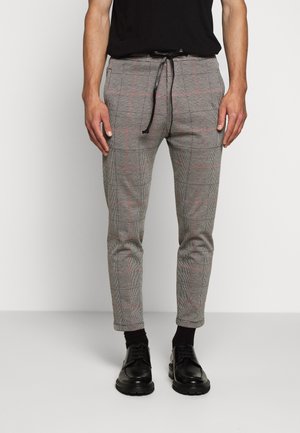 Grijze geruite broeken met rode accenten, voorzien van een verstelbare tailleband, slim fit en subtiele textuur, gecombineerd met zwarte schoenen.