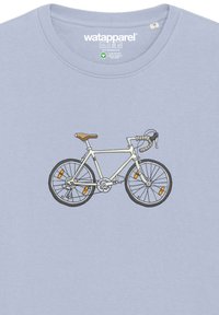 Helles blaues T-Shirt mit einem Grafikmotiv eines weißen Fahrrads mit braunen Akzenten, schwarzen Reifen und orangen Reflektoren.