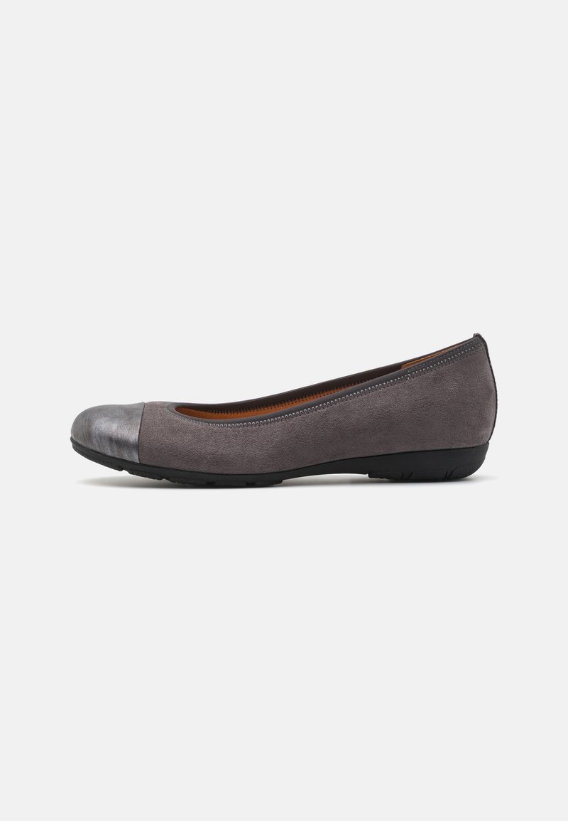 Chaussure de ballet pour femmes en daim gris plat avec un bout métallique et une semelle en caoutchouc noir, présentée de profil sur fond blanc.