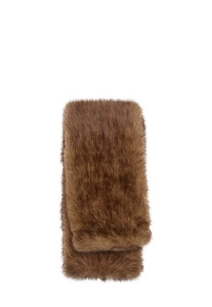 Syntetyczny futrzany szalik w bogatym brązowym kolorze. Miękka faktura, prostokątny kształt z grubym, puszystym wzorem. Brak widocznych elementów metalowych lub wzorów.