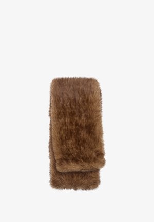 Syntetyczny futrzany szalik w bogatym brązowym kolorze. Miękka faktura, prostokątny kształt z grubym, puszystym wzorem. Brak widocznych elementów metalowych lub wzorów.