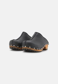 Pavement Clogs - black