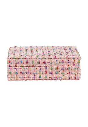 Boîte rectangulaire en tissu tweed rose avec des fils multicolores tissés partout, fermée par un couvercle à charnière.